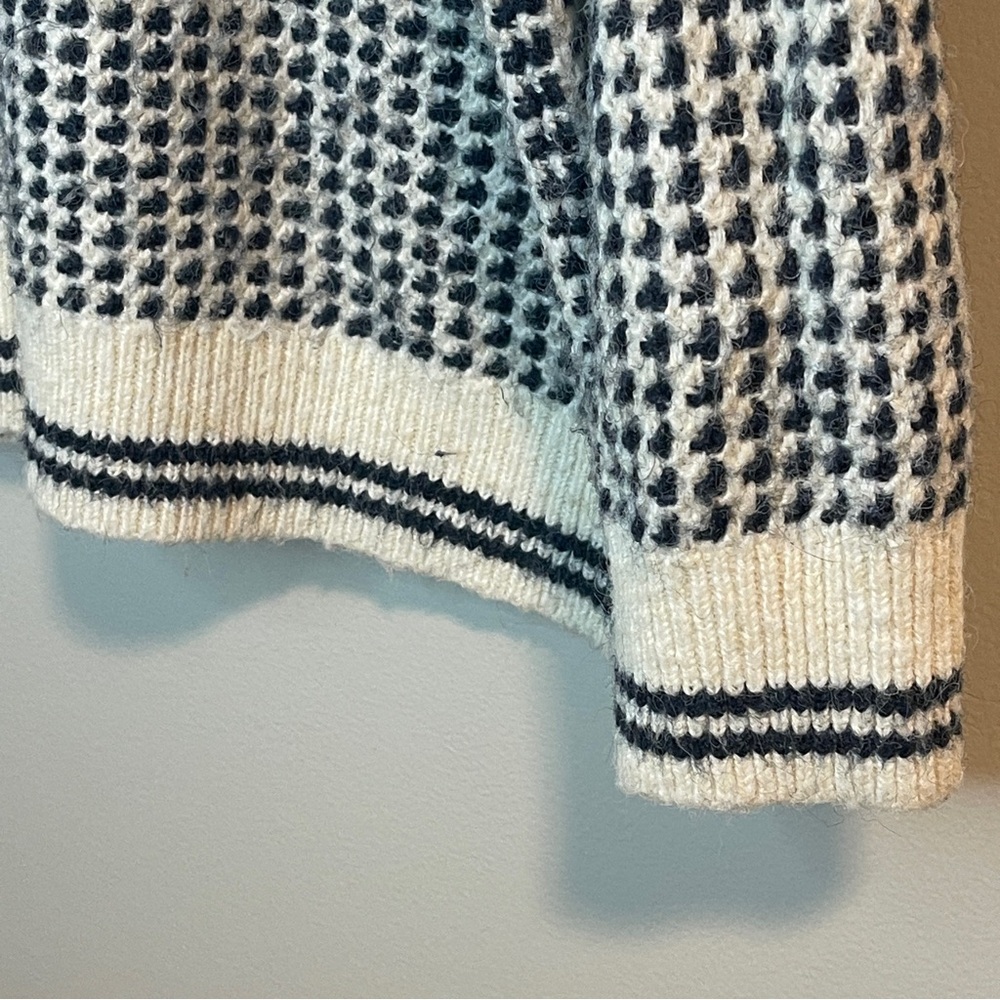 Old Navy Monochrome Patterned Crew Neck Sweater - Picture 4 of 6